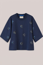 Dunkelblauer Pailletten-Sweater von TheShirtProjekt vor greigefarbenem Hintergrund