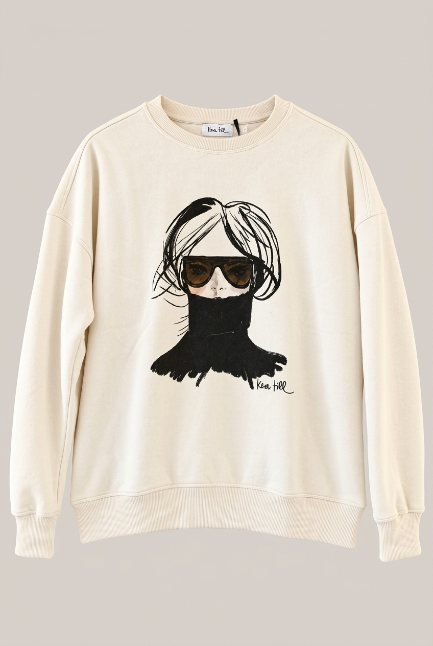 KERA TILL Sweatshirt Turtleneck vor warmem greigefarbenem Hintergrund
