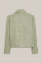 ICHI IHJANNET Jacke in Tea Melange Green, Rückansicht vor greigefarbenem Hintergrund