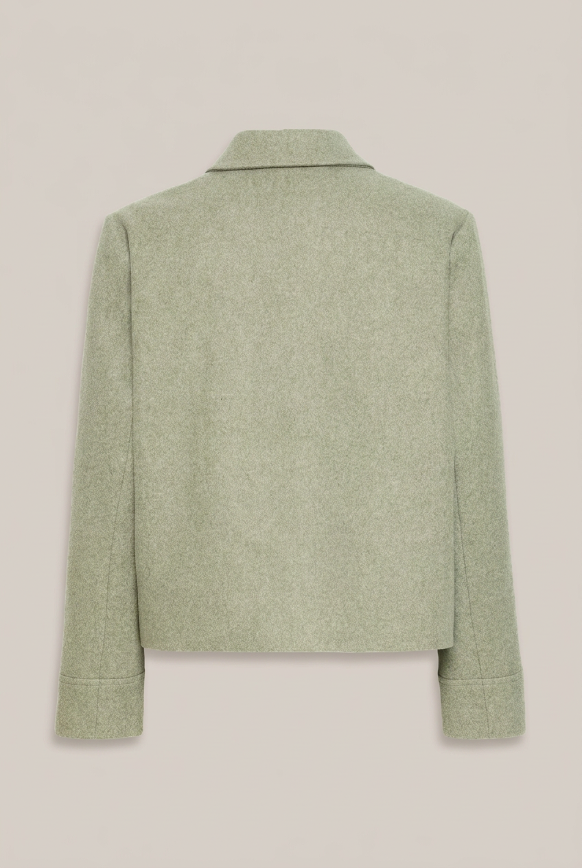 ICHI IHJANNET Jacke in Tea Melange Green, Rückansicht vor greigefarbenem Hintergrund
