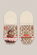 XPOOS Footies mit Katzenmotiv und Paisleymuster vor warmem Greige-Hintergrund