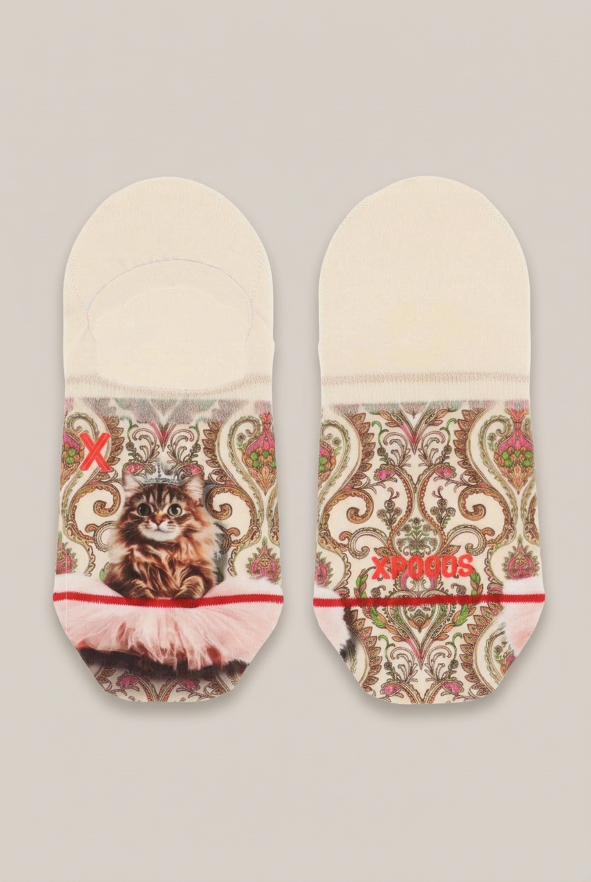 XPOOS Footies mit Katzenmotiv und Paisleymuster vor warmem Greige-Hintergrund