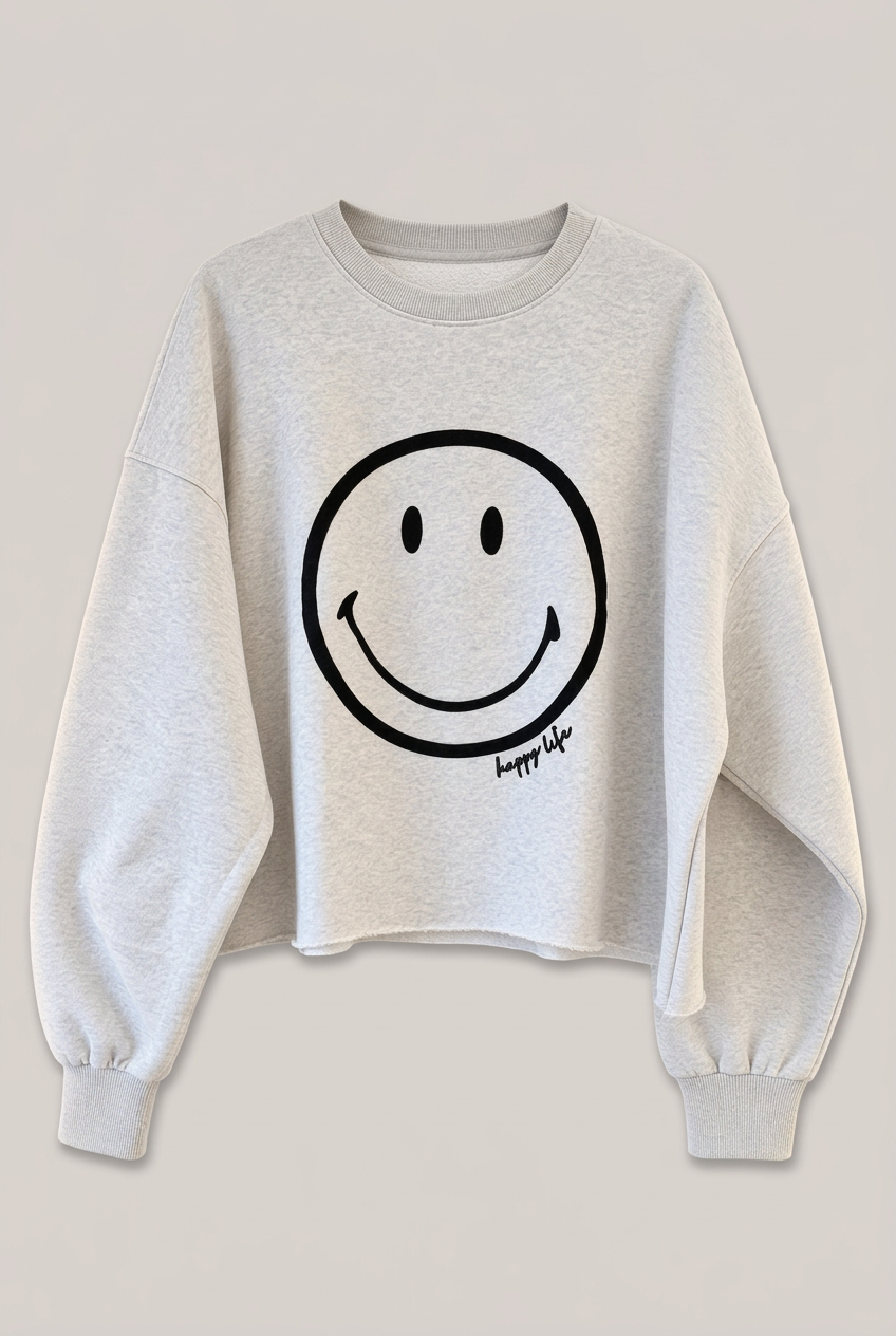THESHIRTPROJECT Smiley-Sweatshirt vor warmem greigefarbenem Hintergrund