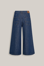 Mos Mosh MMCulotte Arge Jeans in Blau, Rückansicht vor warmem Greige-Hintergrund