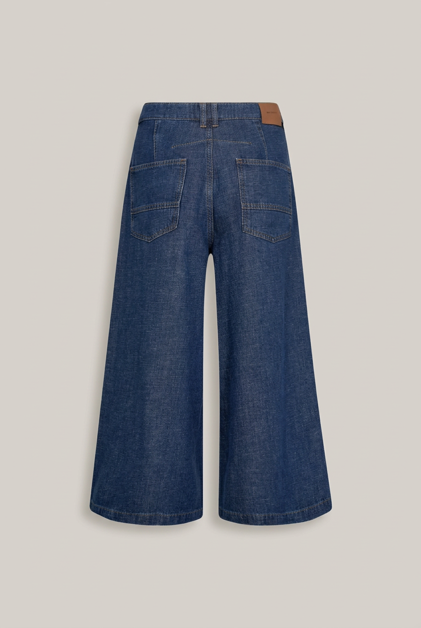 Mos Mosh MMCulotte Arge Jeans in Blau, Rückansicht vor warmem Greige-Hintergrund