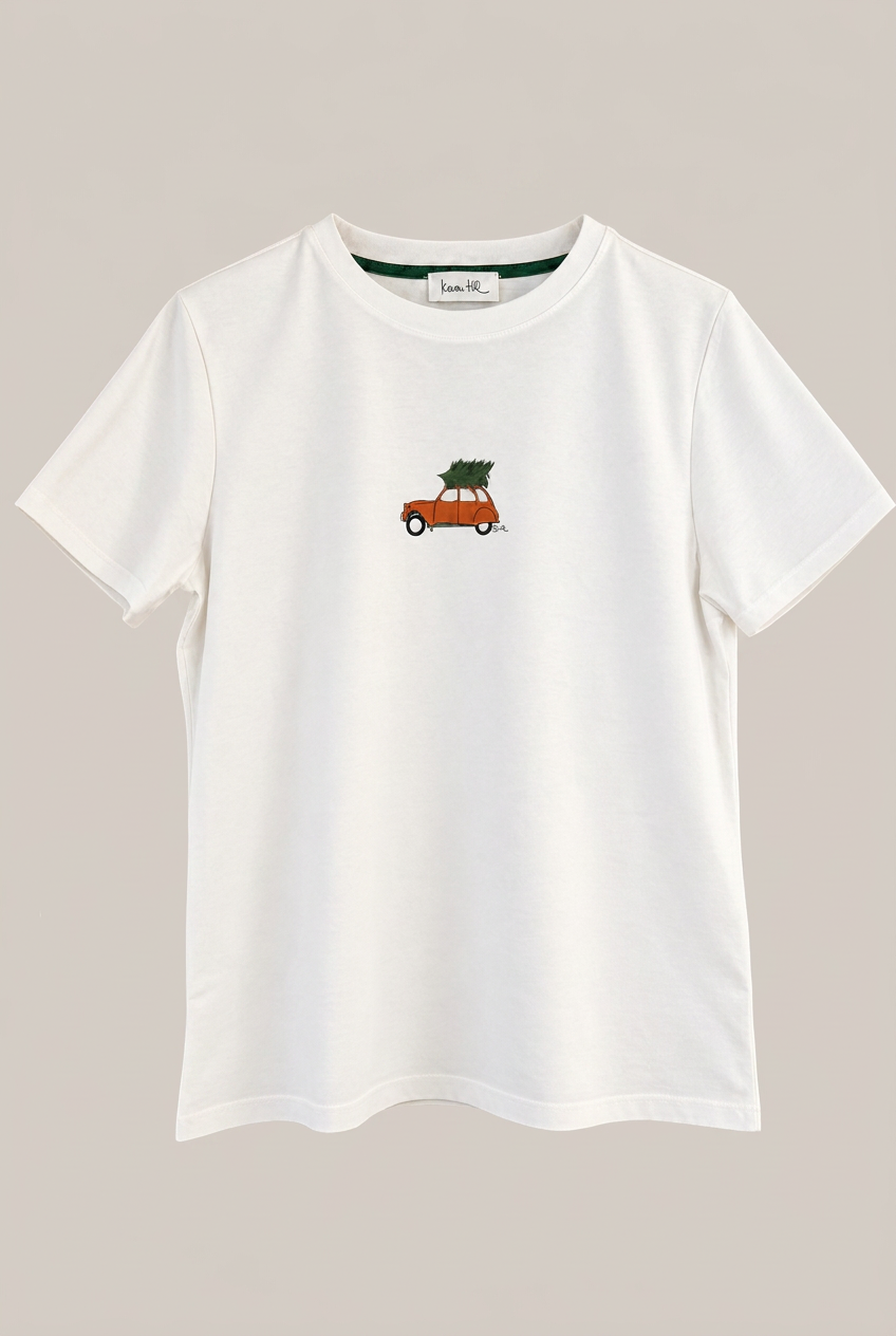 KERA TILL T-Shirt Christmas Car vor warmem greigefarbenem Hintergrund