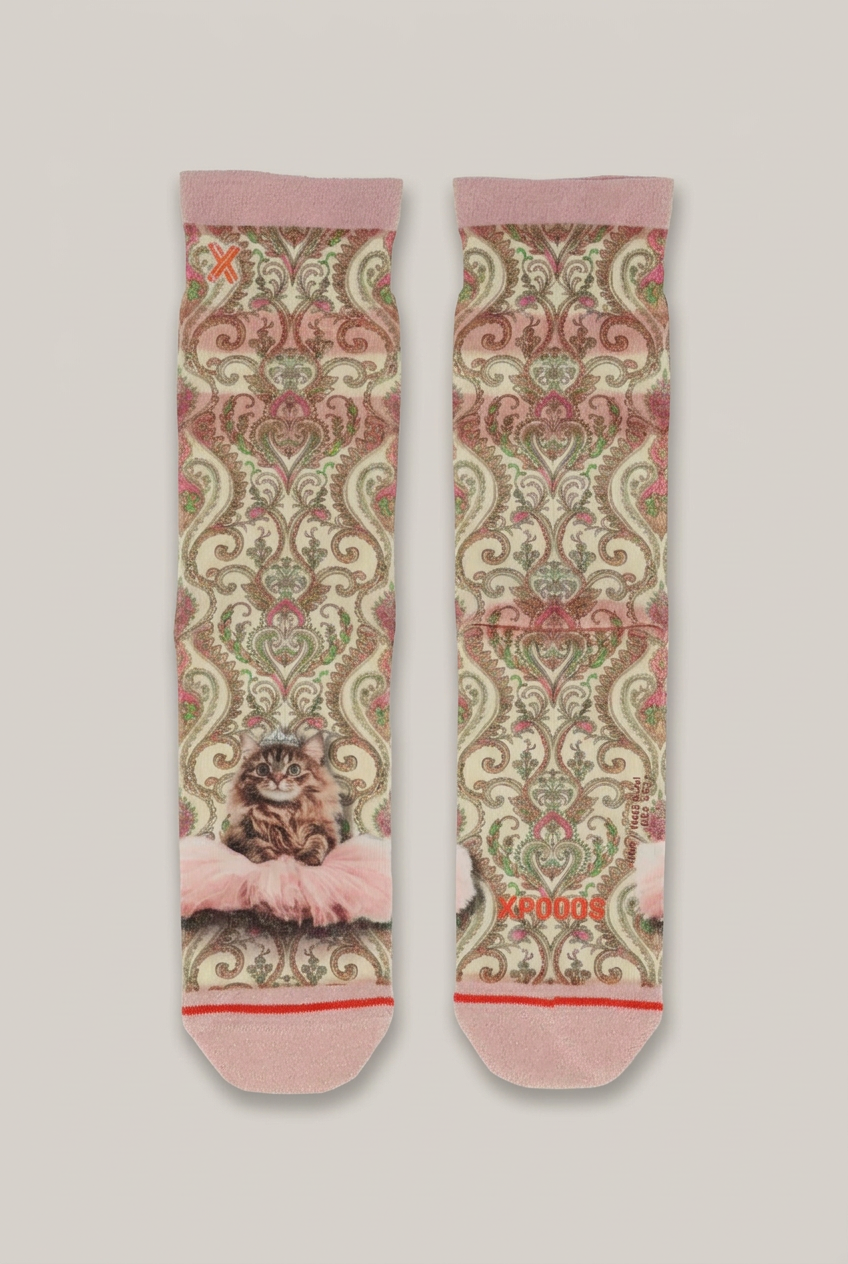 XPOOS Camelie Socken mit Paisleymuster und Katzenmotiv vor warmem Greige-Hintergrund