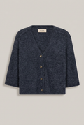 MosMosh Thora LIZET Strickjacke, Vorderansicht vor warmem Greige-Hintergrund