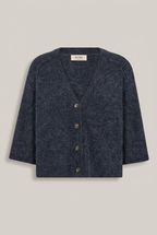 MosMosh Thora LIZET Strickjacke, Vorderansicht vor warmem Greige-Hintergrund