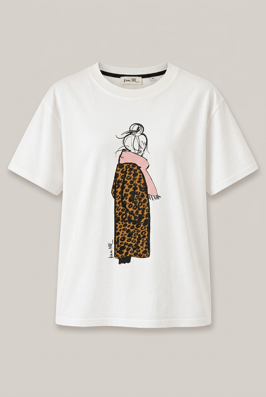 KERA TILL T-Shirt mit Leo-Mantel-Illustration vor warmem hellem Greige-Hintergrund