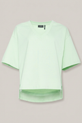Elias Rumelis Patricia T-Shirt in Apple, Vorderansicht vor warmem Greige-Hintergrund