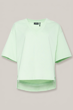 Elias Rumelis Patricia T-Shirt in Apple, Vorderansicht vor warmem Greige-Hintergrund