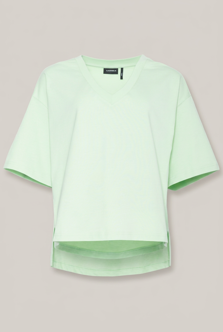 Elias Rumelis Patricia T-Shirt in Apple, Vorderansicht vor warmem Greige-Hintergrund
