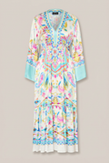 GRACE Fashion Maxikleid mit farbenfrohem Muster und türkisen Details vor warmem Greige-Hintergrund