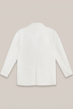 ALIX THE LABEL Flowy Oversized Blazer in Creme-Weiß, Rückansicht vor warmem Greige-Hintergrund