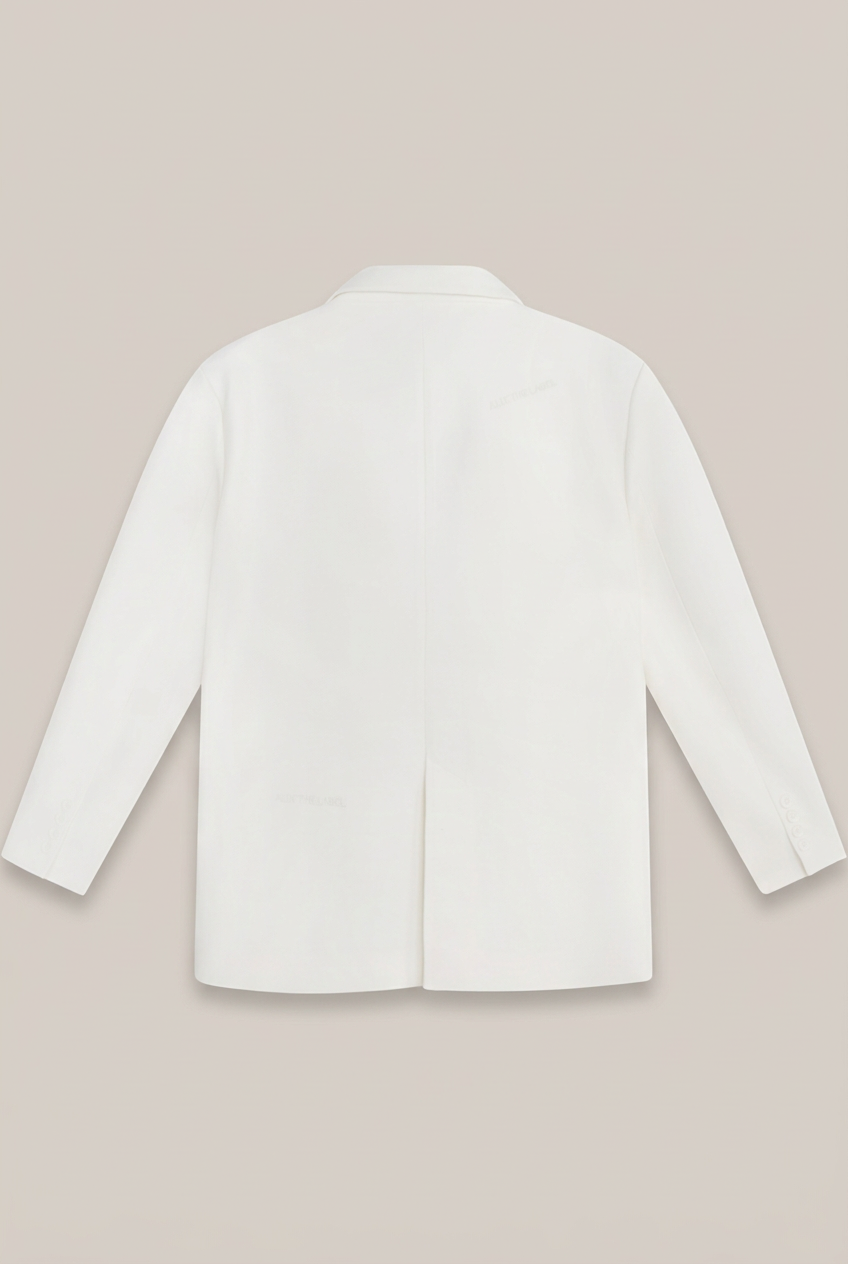 ALIX THE LABEL Flowy Oversized Blazer in Creme-Weiß, Rückansicht vor warmem Greige-Hintergrund