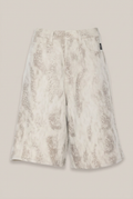 Elias Rumelis Judy Leo Bermuda-Shorts in Creme mit dezentem Leoprint vor warmem Greige-Hintergrund