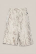 Elias Rumelis Judy Leo Bermuda-Shorts in Creme mit dezentem Leoprint vor warmem Greige-Hintergrund