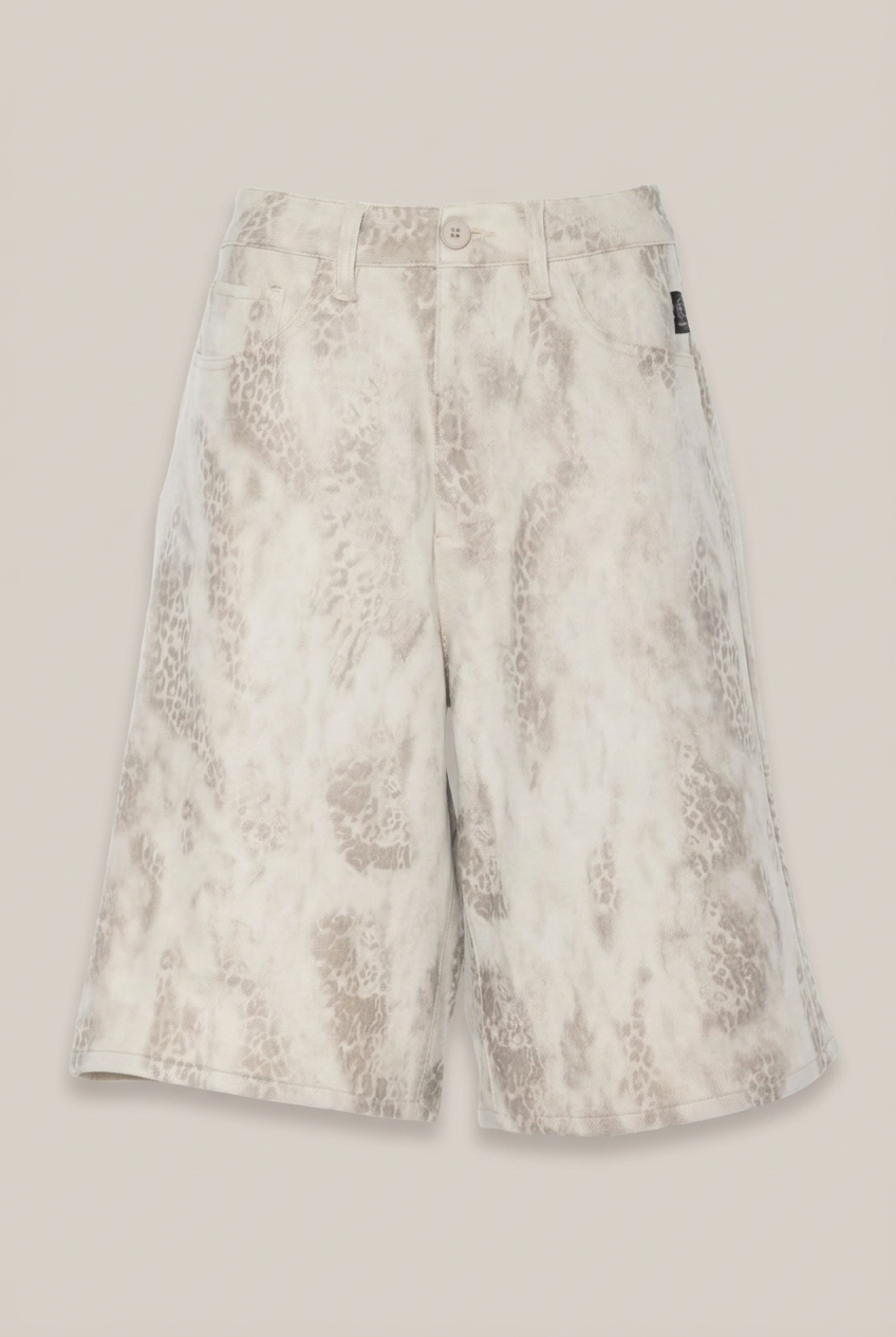 Elias Rumelis Judy Leo Bermuda-Shorts in Creme mit dezentem Leoprint vor warmem Greige-Hintergrund