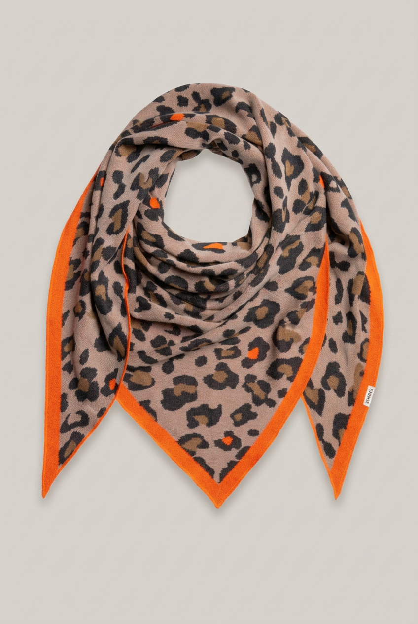 SENSES THE LABEL Dreieckstuch AD:LE mit Leopardenmuster und orangefarbener Kante auf hellem Greige-Hintergrund