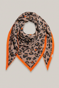 SENSES THE LABEL Dreieckstuch AD:LE mit Leopardenmuster und orangefarbener Kante auf hellem Greige-Hintergrund