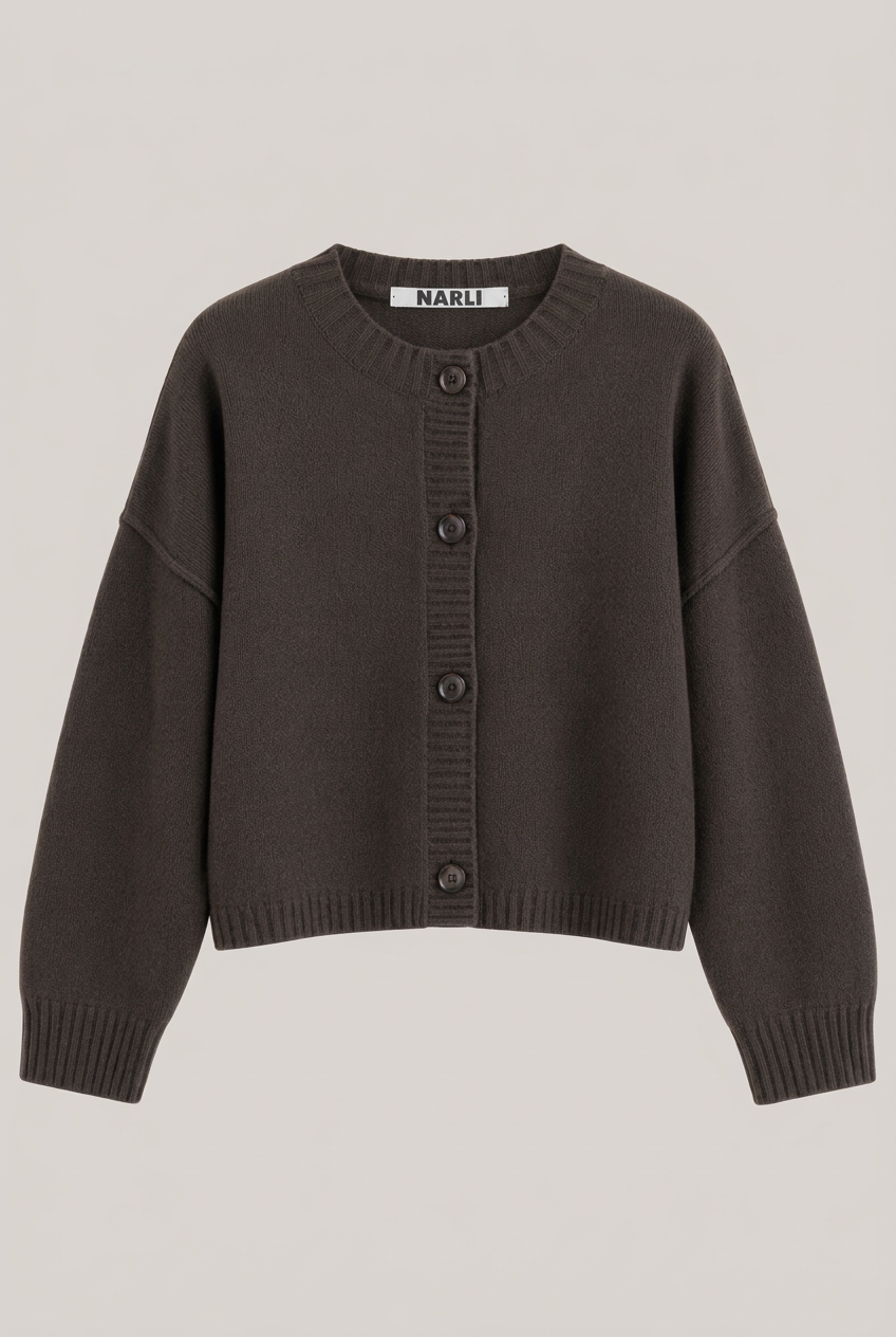 NARLI Cardigan 37-132 in Mocha ohne Kleiderbügel vor warmem greigefarbenem Hintergrund