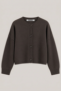 NARLI Cardigan 37-132 in Mocha ohne Kleiderbügel vor warmem greigefarbenem Hintergrund