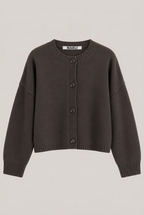 NARLI Cardigan 37-132 in Mocha ohne Kleiderbügel vor warmem greigefarbenem Hintergrund