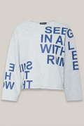 Elias Rumelis MAYRYL Sweatshirt mit blauem Schriftprint vor warmem hellem Greige-Hintergrund