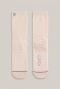 XPOOS Dubai Bamboo Socken in Hellrosa mit Wellenmuster vor warmem Greige-Hintergrund