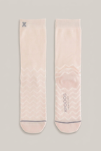 XPOOS Dubai Bamboo Socken in Hellrosa mit Wellenmuster vor warmem Greige-Hintergrund