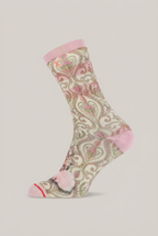 XPOOS Camelie Socke in Light Taupe und Rosa, Seitenansicht vor Greige-Hintergrund