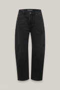 ELIAS RUMELIS YOANA Special Barrel-Jeans in Schwarz vor warmem Greige-Hintergrund