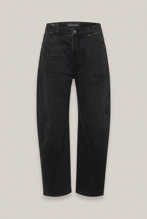 ELIAS RUMELIS YOANA Special Barrel-Jeans in Schwarz vor warmem Greige-Hintergrund