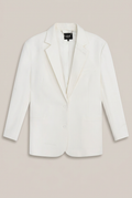 ALIX THE LABEL Flowy Oversized Blazer in Creme-Weiß, Vorderansicht vor warmem Greige-Hintergrund
