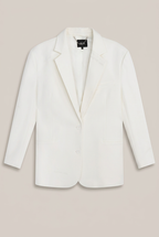 ALIX THE LABEL Flowy Oversized Blazer in Creme-Weiß, Vorderansicht vor warmem Greige-Hintergrund