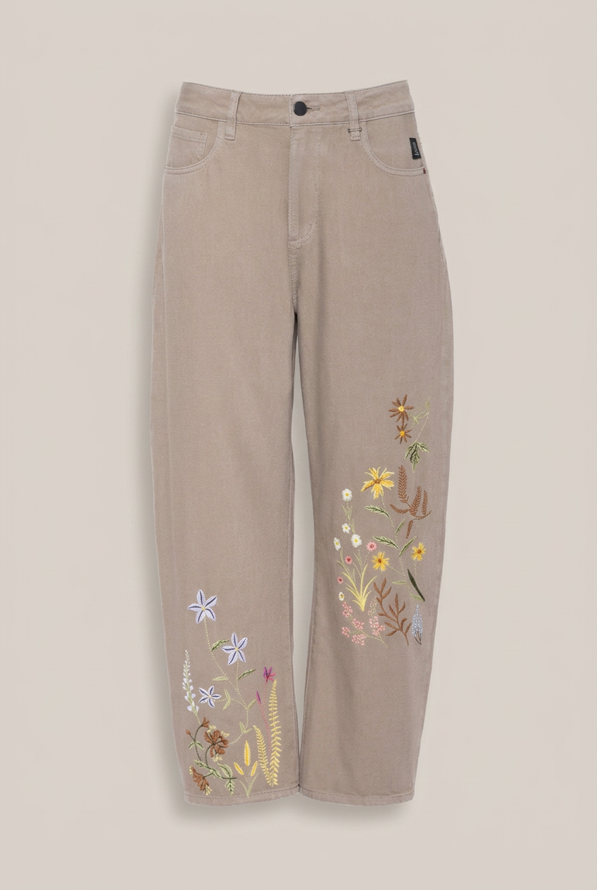 Elias Rumelis YOANA Barrel-Jeans in Taupe mit floraler Stickerei vor warmem Greige-Hintergrund