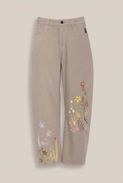 Elias Rumelis YOANA Barrel-Jeans in Taupe mit floraler Stickerei vor warmem Greige-Hintergrund