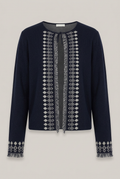 Milano Italy Cardigan in Marine mit geraden Vorderkanten vor warmem Greige-Hintergrund