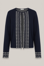 Milano Italy Cardigan in Marine mit geraden Vorderkanten vor warmem Greige-Hintergrund