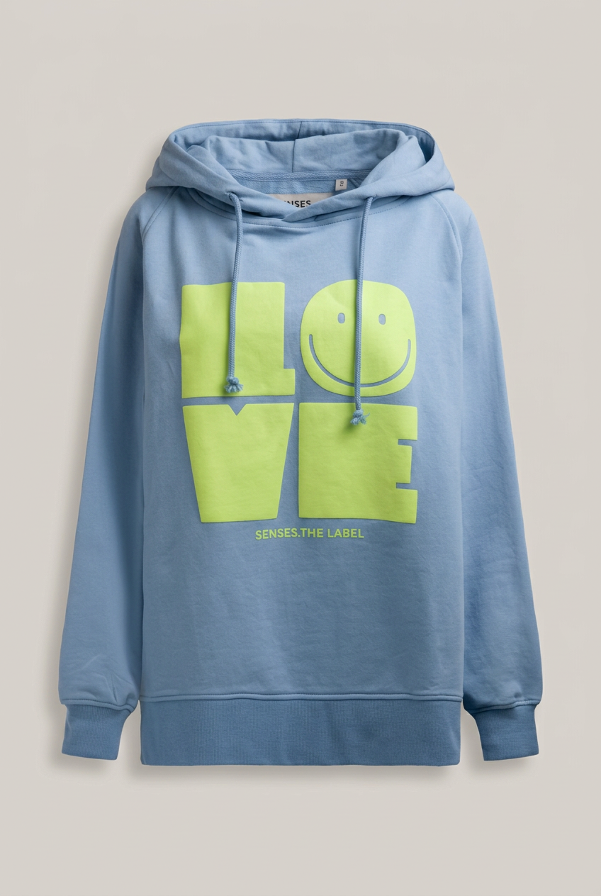 SENCES THE LABEL HAJO Hoodie in Blau mit limettengelbem LOVE-Print vor warmem Greige-Hintergrund