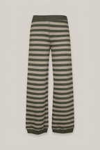 LoveJoyVictory FIRA Stripes Sweathose, Vorderseite vor warmem Greige-Hintergrund