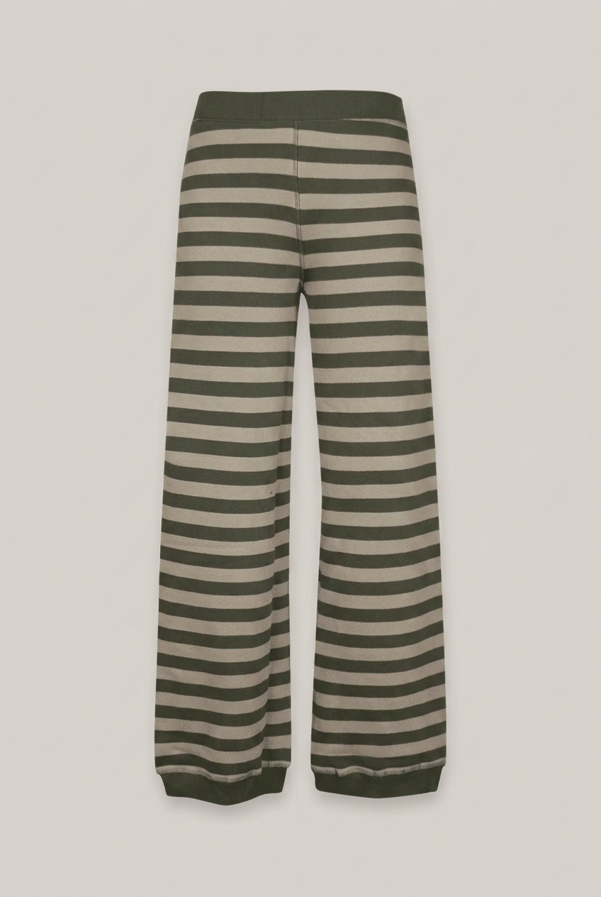 LoveJoyVictory FIRA Stripes Sweathose, Vorderseite vor warmem Greige-Hintergrund