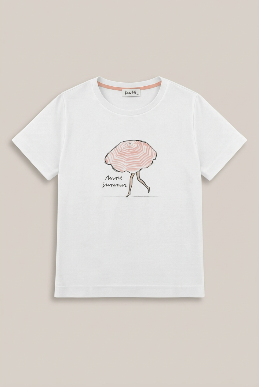 KERA TILL MORE SUMMER T-Shirt vor warmem hellem Greige-Hintergrund