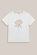 KERA TILL MORE SUMMER T-Shirt vor warmem hellem Greige-Hintergrund