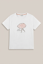 KERA TILL MORE SUMMER T-Shirt vor warmem hellem Greige-Hintergrund