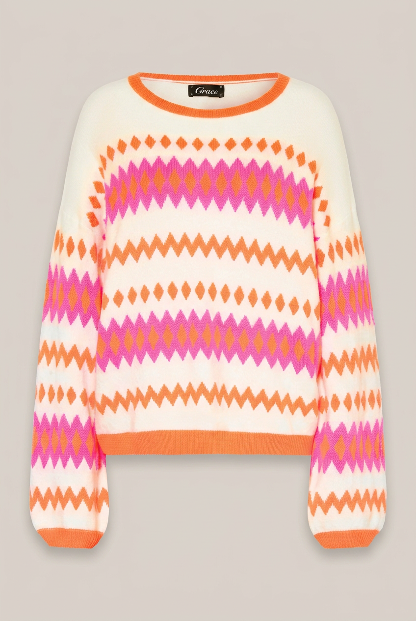 GRACE Pullover mit orange-pinkem Muster vor warmem Greige-Hintergrund