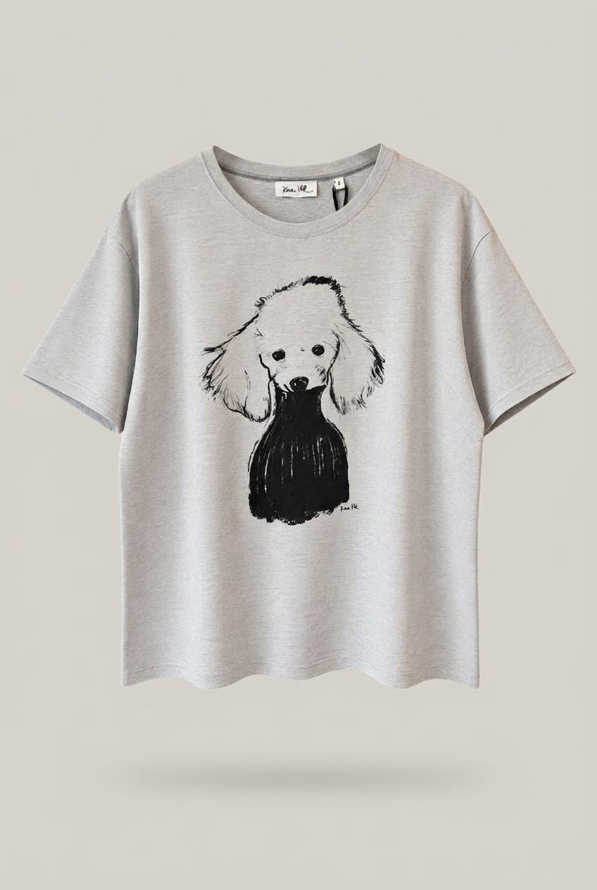KERA TILL T-Shirt mit Hund im Rollkragenpullover, ohne Bügel vor warmem Greige-Hintergrund