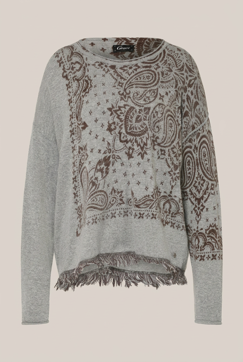 Grauer GRACE FASHION Pullover mit Paisleymuster und Fransen vor warmem hellem Greige-Hintergrund