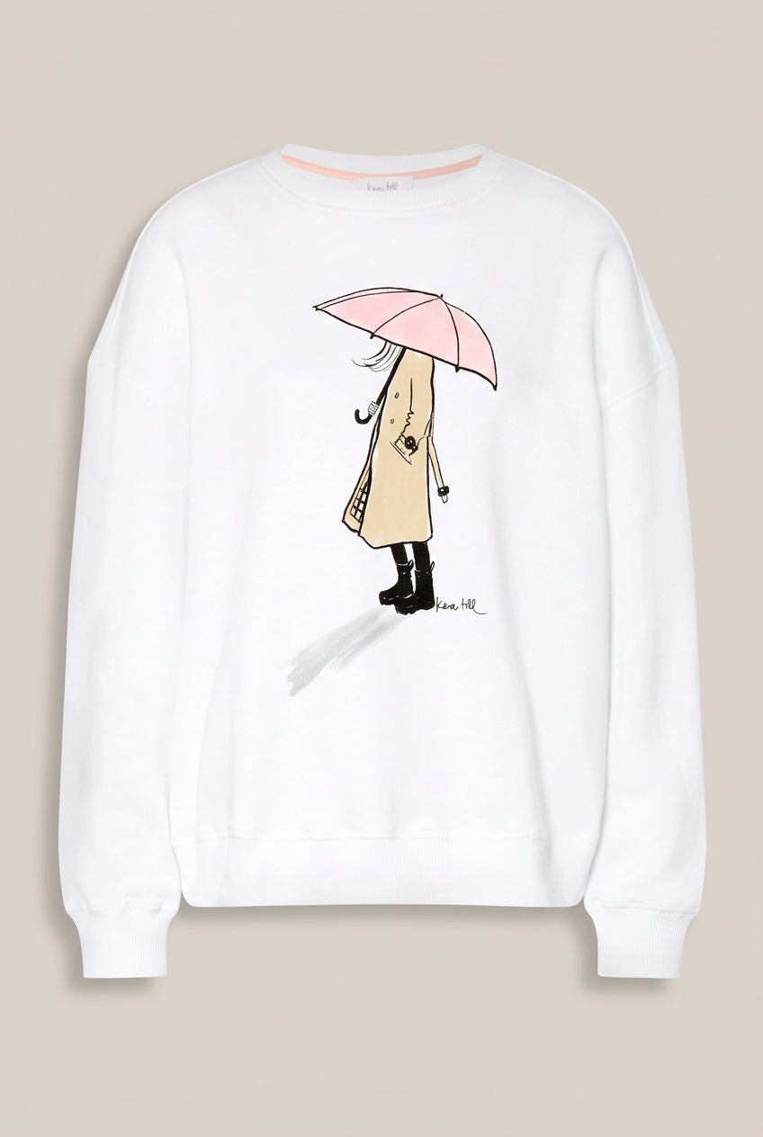 KERA TILL Sweatshirt mit Regenschirm-Motiv vor warmem hellem Greige-Hintergrund